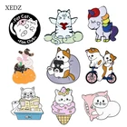 XEDZ мультяшная милая пара кошек езда на велосипеде часы ТВ Ангел ведьма эмалированная брошь модное животное мороженое книга значок ювелирные изделия подарок
