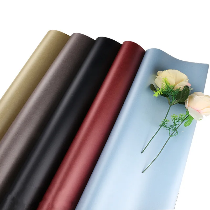 Рулон водонепроницаемой упаковочной бумаги с розами для цветочного букета