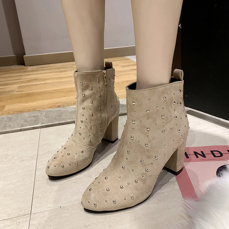 Недорогие женские ботильоны с заклепками Зимние Модные Замшевые полусапожки на