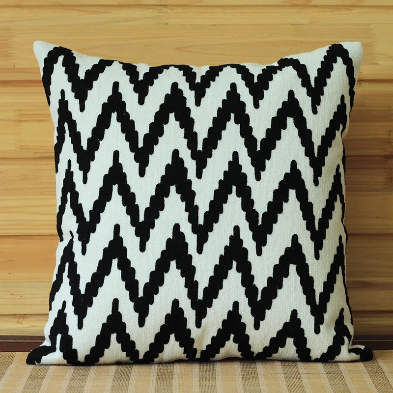 Вышитая наволочка с геометрическим орнаментом для автомобильного дивана