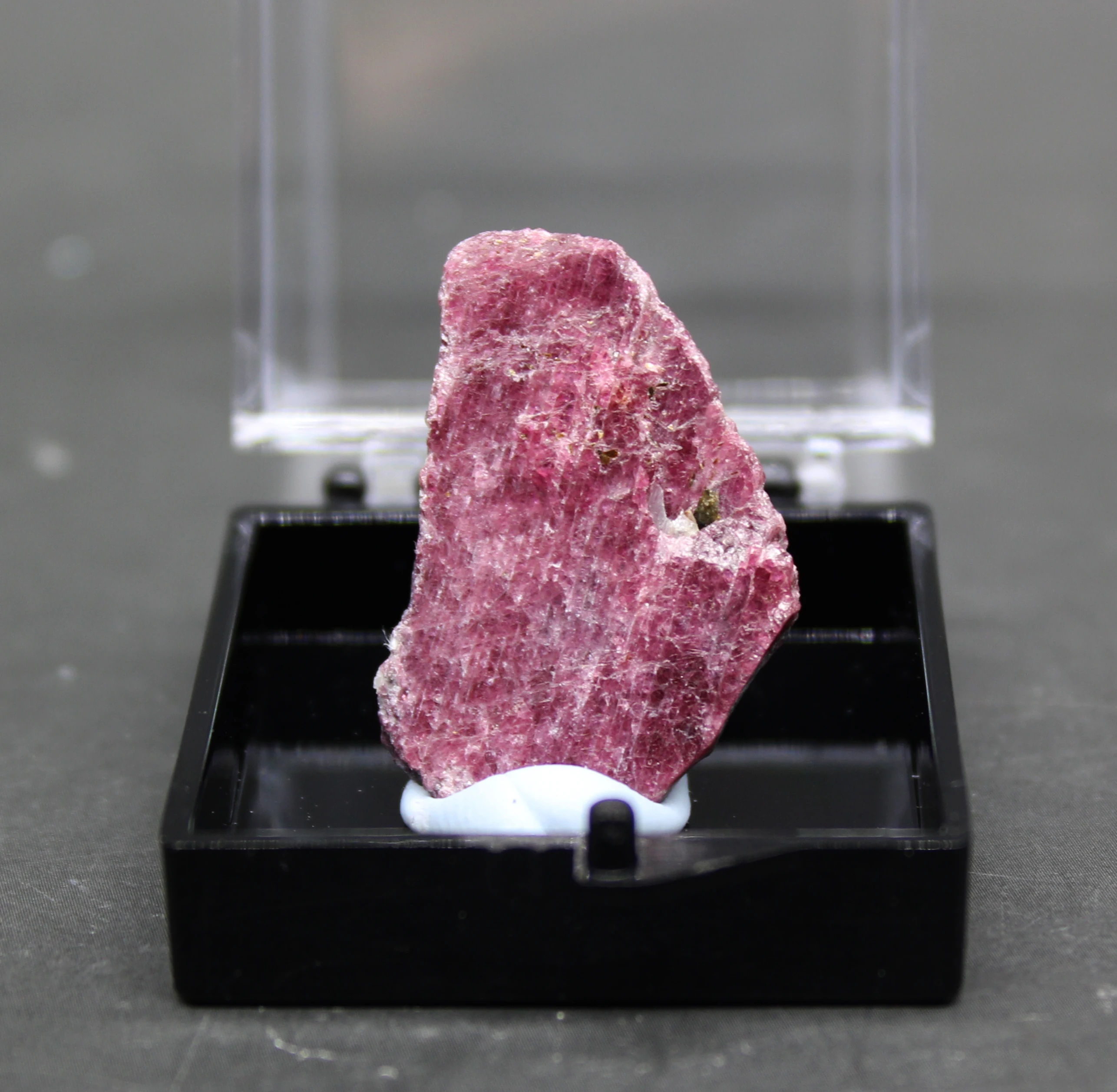 Шероховатый минеральный образец из 100% натурального МАКАРСКОГО рубина и