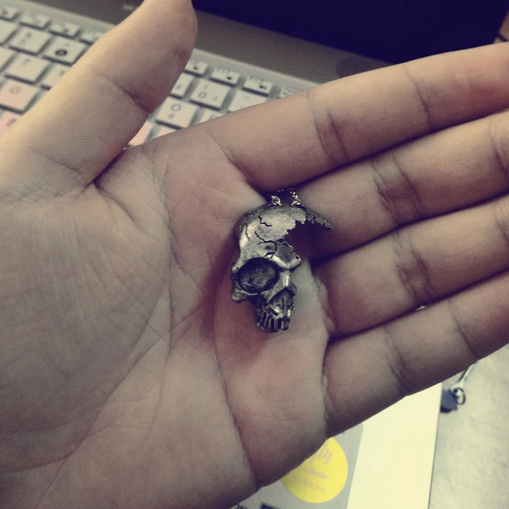 Ожерелье с подвеской в виде черепа изображением поврежденного половины лица