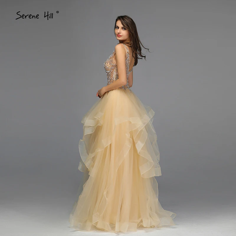 Золотое вечернее платье без рукавов с v-образным вырезом украшенное бисером и