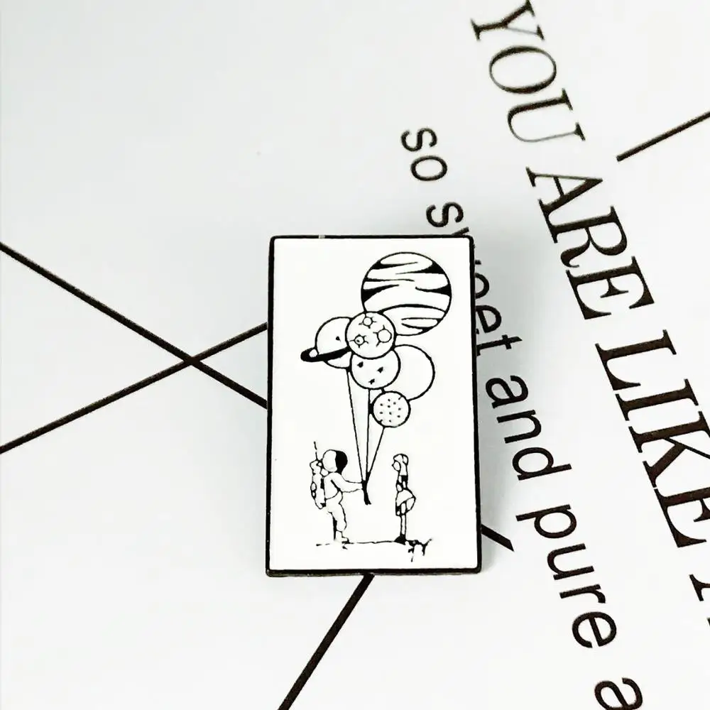 Эмалированная брошь в стиле панк черно-белая с мультяшным котом собакой значок