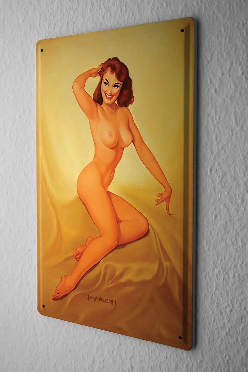 

LEotiE с 2004 года, металлическая пластина, Baron Sexy Pinup Girl в модельной позе без ног, сложенная на бархате 20x30 см