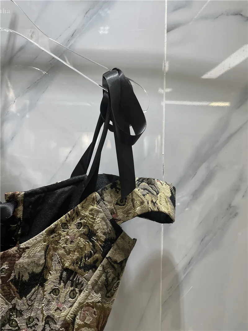 Женский топ на бретельках с открытыми плечами летний короткий без рукавов