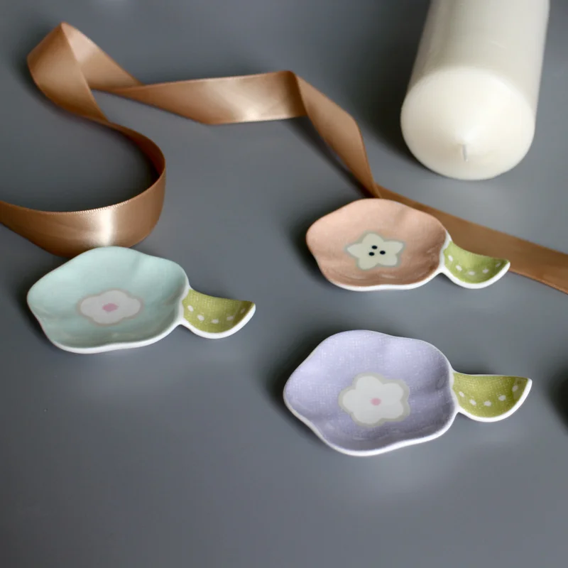 

Japanese cherry blossom disc Ceramic chopsticks rack tableware chopsticks Japanese groceries ceramic sauce disc