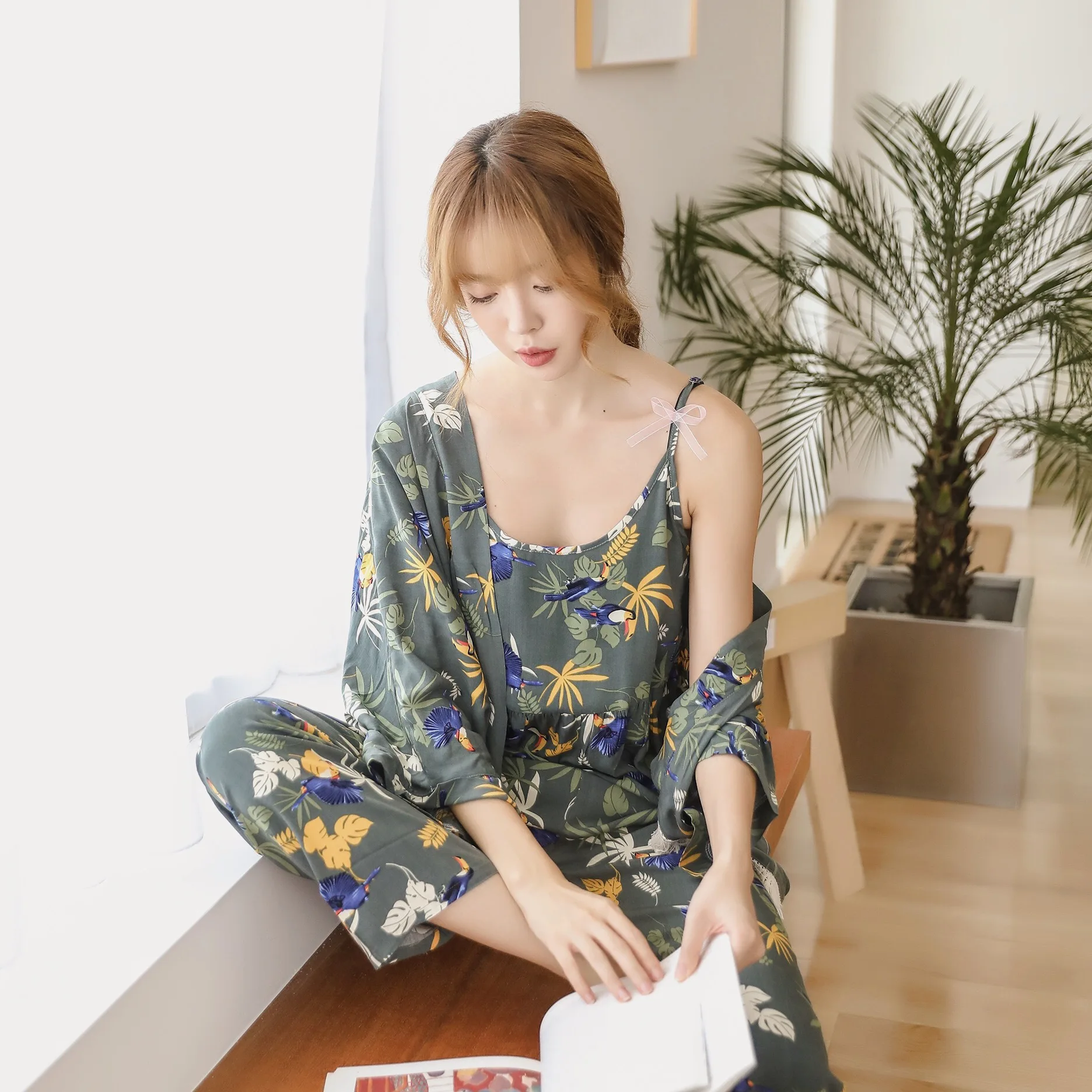 

Autumn New Product Woven Cotton Silk Ladies Three-piece Pajamas, Comfortable People Cotton Grass Bird Home Service Trousers Suit