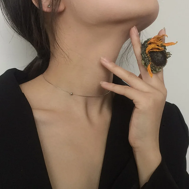 Женское минималистичное колье-чокер колье из серебра 925 пробы с бусинами