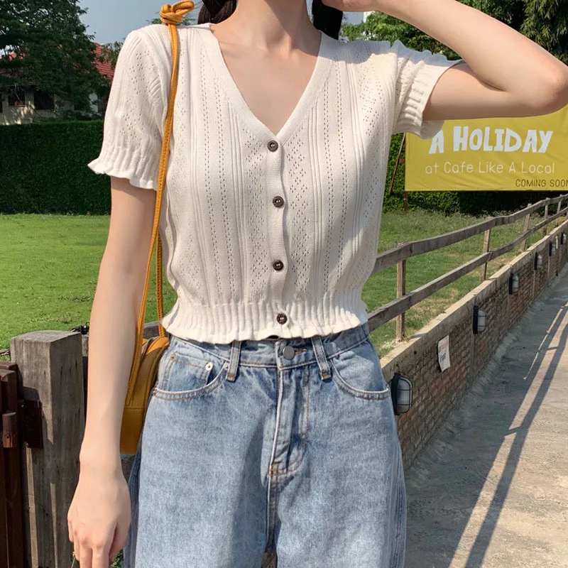 

Женская трикотажная футболка с V-образным вырезом и коротким рукавом