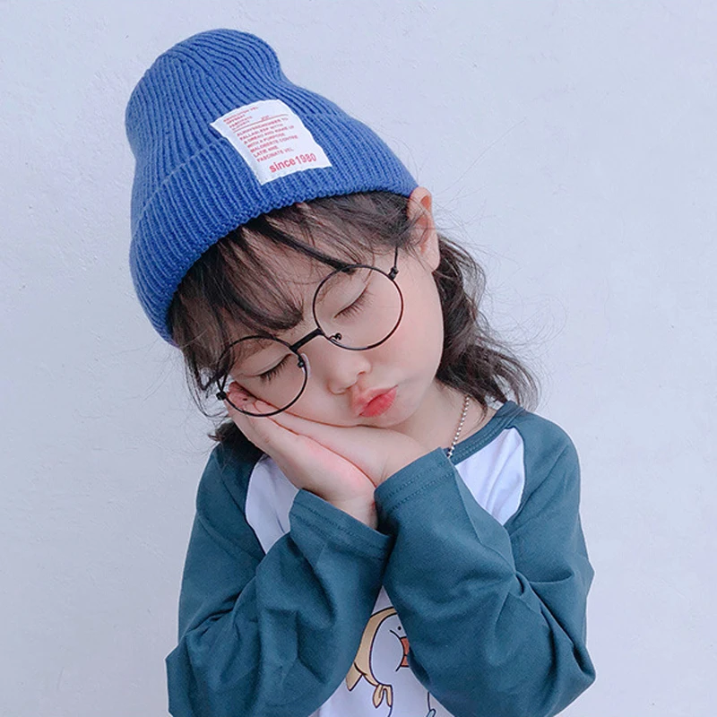 Шапка вязаная детская осенне-зимняя однотонная с буквенным принтом | Детская