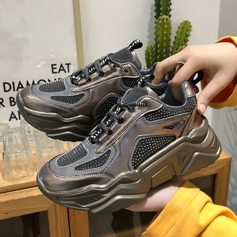 Женские кроссовки на платформе черные вулканизированной подошве со стразами