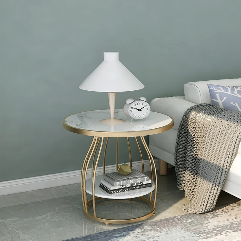 Рядом с несколькими уголками для гостиной несколько железных мраморных круглых