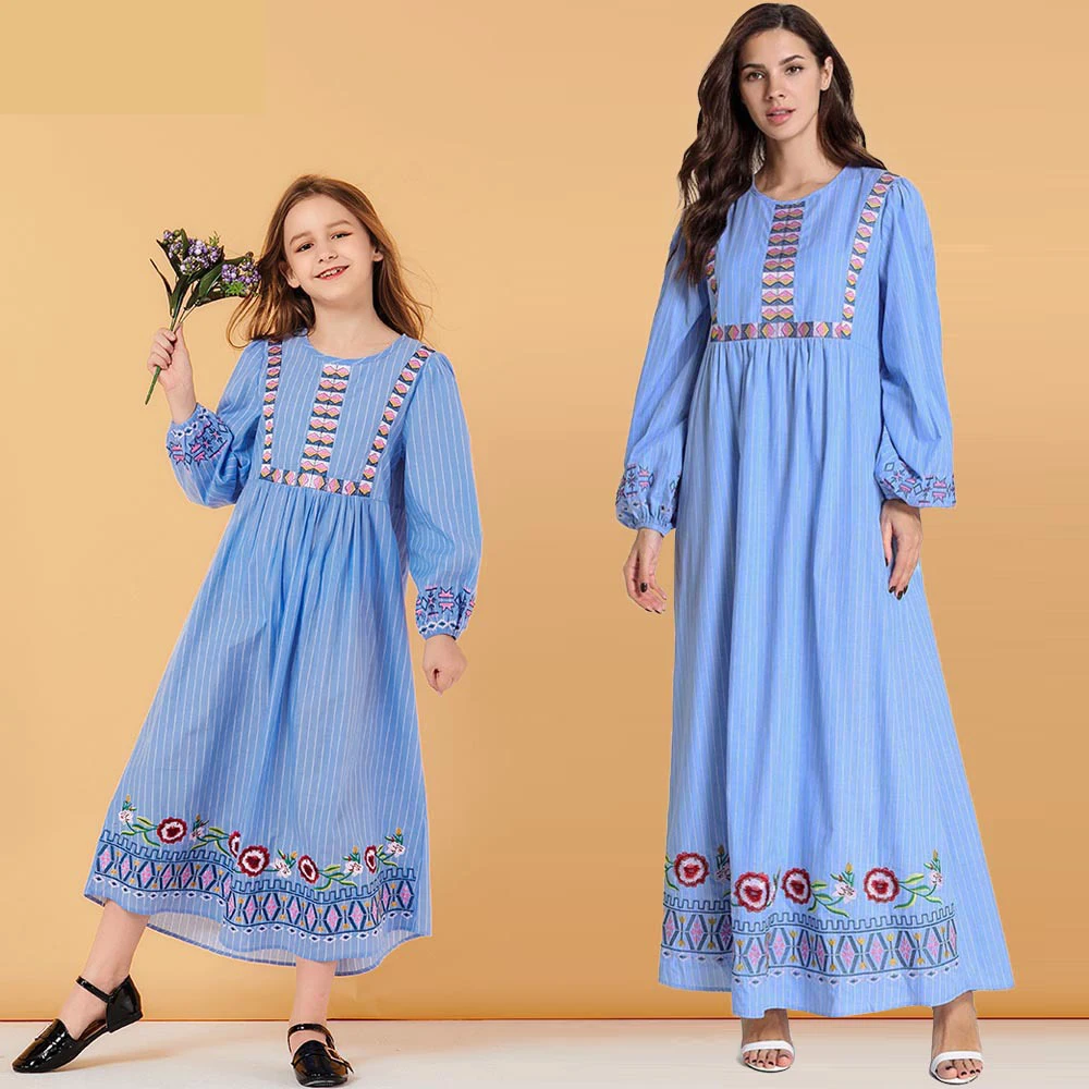 Одинаковое платье для больших сестер Длинное мамы и дочки с цветочной вышивкой