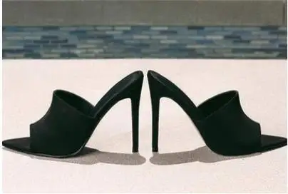 

High-heeled sandals lovely for heel-strap