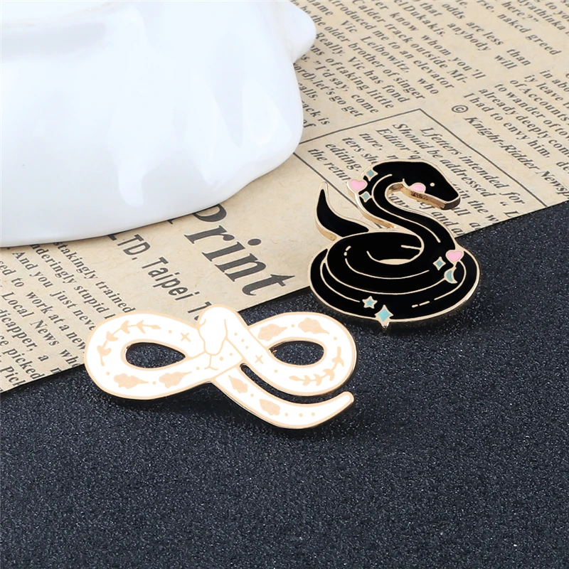 Animal Snakes Enamel Pins Black and White Brooches Bag Shirt Badges Lapel Pin Metal Icon Fashion Jewelry Gift for Friends Couple | Украшения