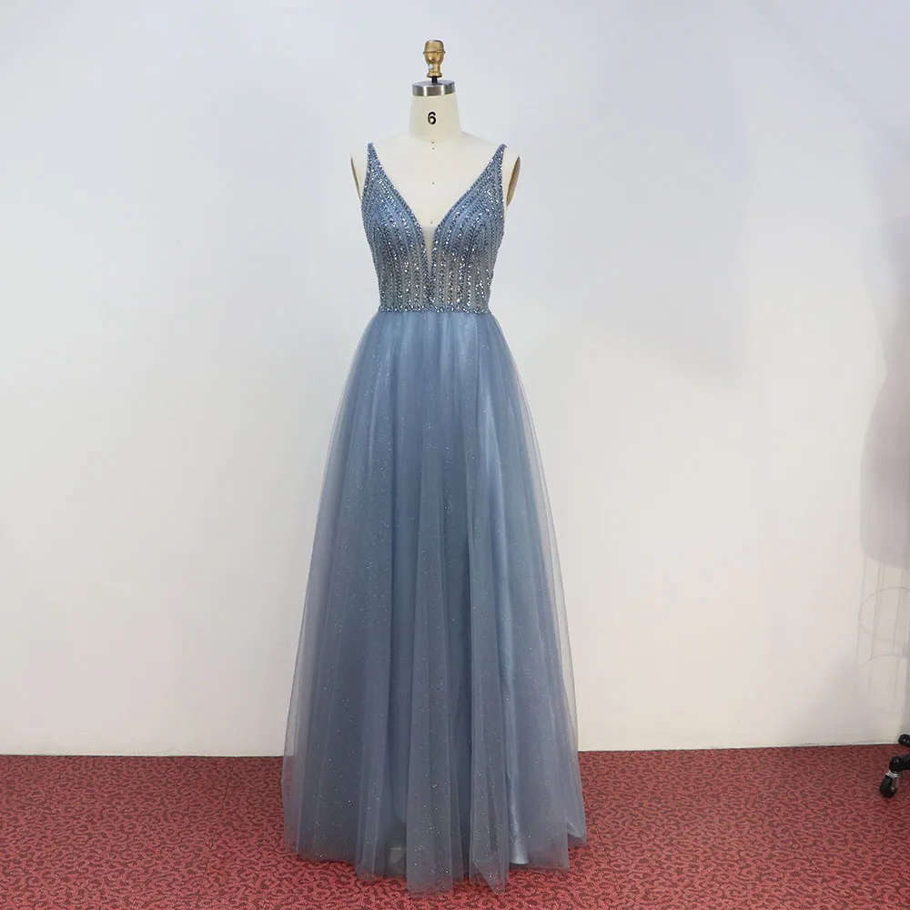 Длинное платье для выпускного вечера с глубоким v-образным вырезом вышитое