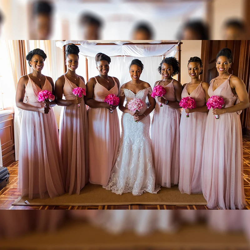 Свадебное платье с вырезом сердечком и открытыми плечами на бретельках красивой