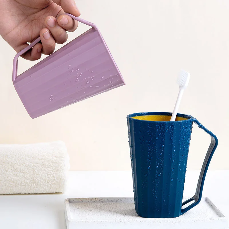 

The New Toilet Can Be Inverted Couple Brushing Cup, Simple Mouthwash Cup, Toothbrush Cup, Plastic Cleaning Cup, Couple Cup
