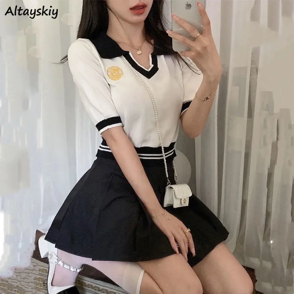 

Женский комплект из топа с V-образным вырезом и плиссированной юбки