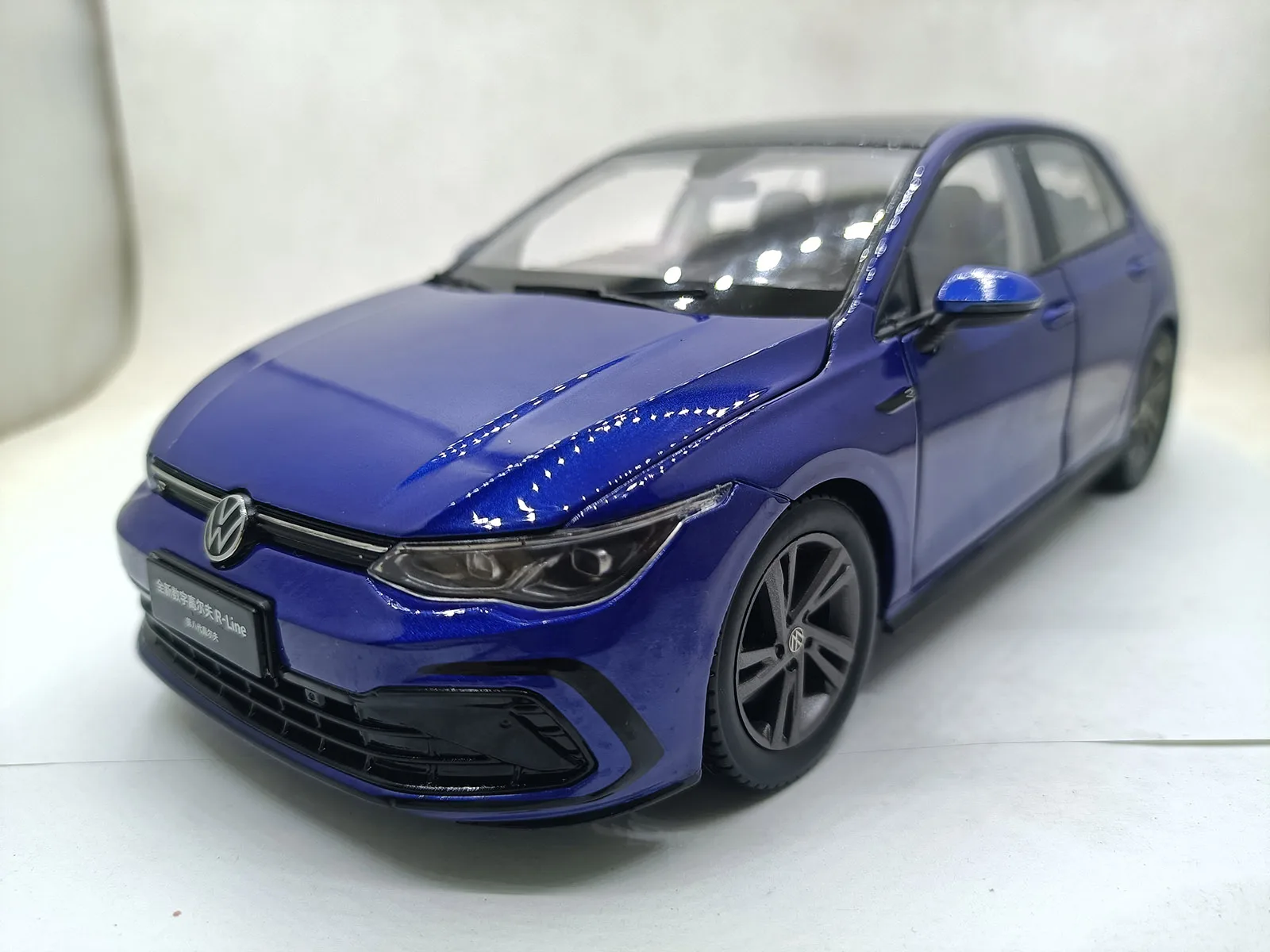 

1:18 Diecast Model for VW Volkswagen Golf 8 R-Line 2021 Blue Hatchback Alloy Toy Car Miniature Collection Sports Van MK7