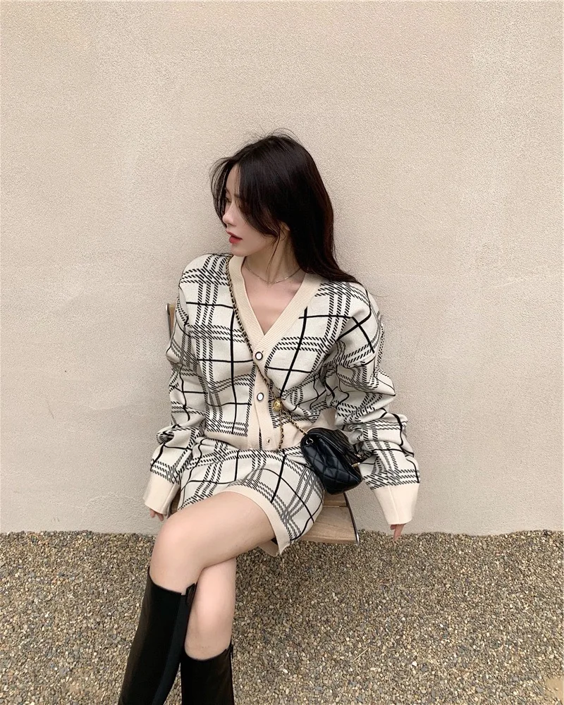 

Korean spring new V-neck plaid short knit sweater with hip skirt two-piece female