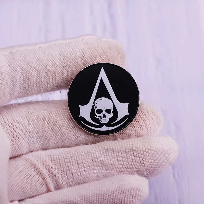 Брошь-значок с черным флагом Кредо ассасина готический значок черепом |