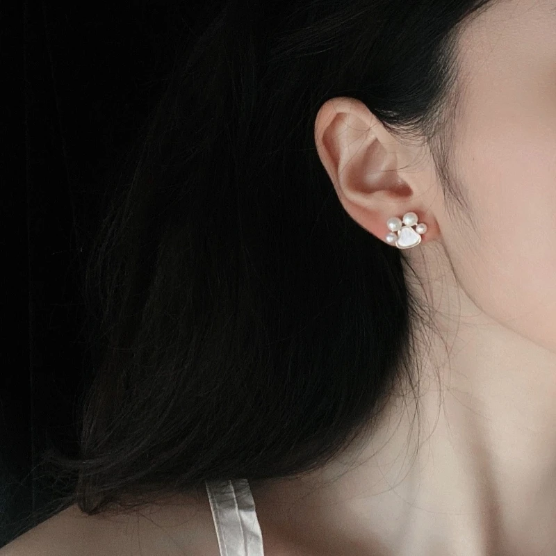

Korean Fashion Natural Freshwater Pearl Earrings for Women Romantic Earrings Design Sense Kitten Claw Shape 925 Silver Ear Studs