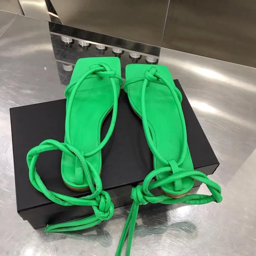 Сандалии на плоской подошве цвета шампанского золотистого Кожаные Вьетнамки