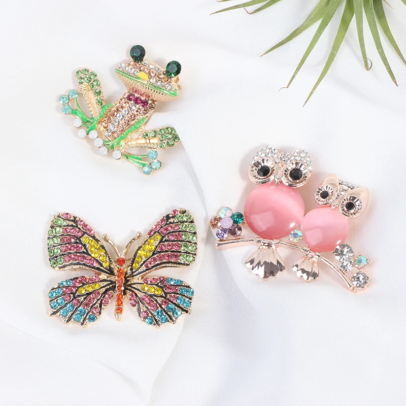 

Insect Bee Frog Brooches Pin Female Hijab Pin Snails Beetle Broche Male Suit Lapel Pin Animal Crystal Strass Brooch