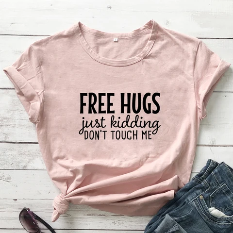 Футболка унисекс с надписью «Free Hugs» и надписью «Don't Touch Me»