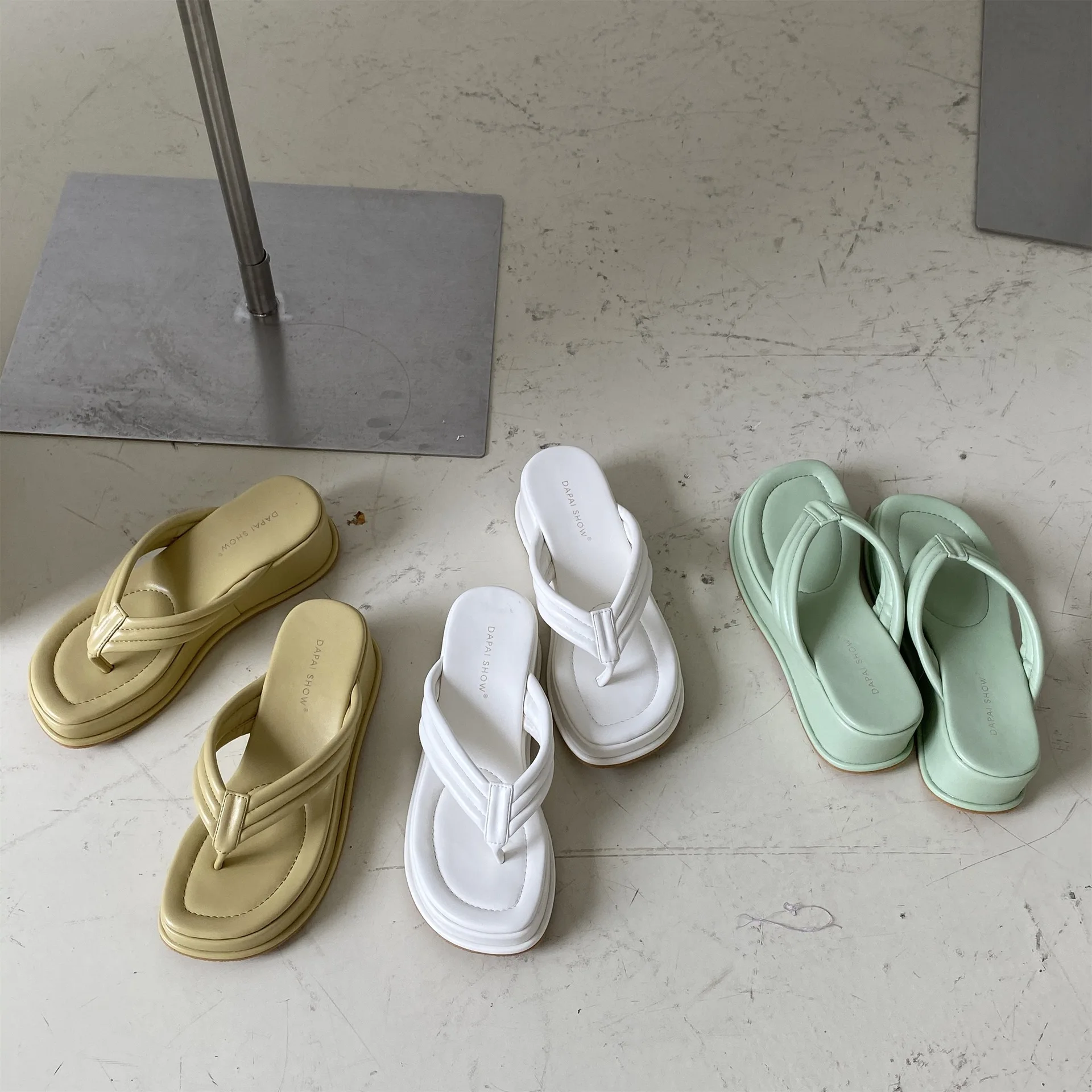 Обувь на подошве из вспененного материала черного цвета платформе Сандалии с