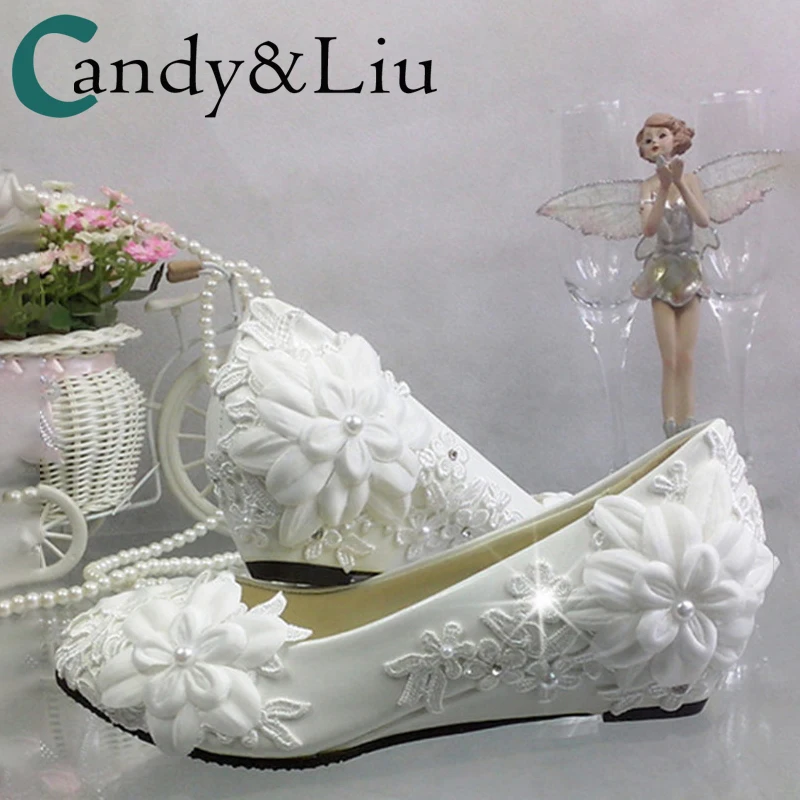

Свадебные туфли на танкетке со стразами и кружевом; Белые свадебные туфли с жемчугом и кристаллами для невесты и подружки невесты
