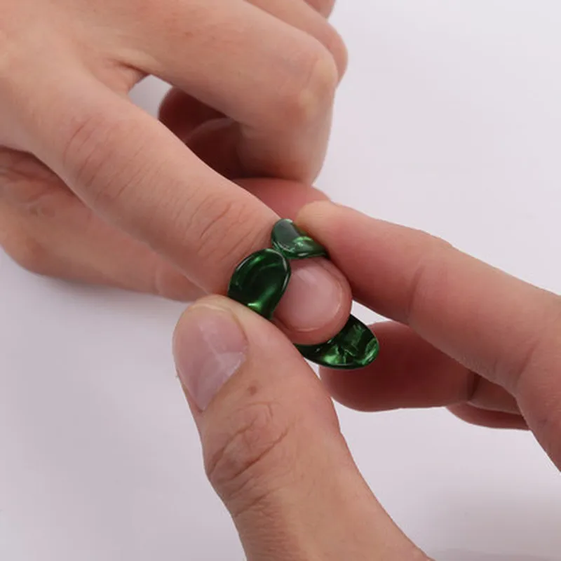 1 stück daumen finger gitarre pick celluloid vermittler daumen pick für akustische elektrische guitarra zufällige farbe free global shi