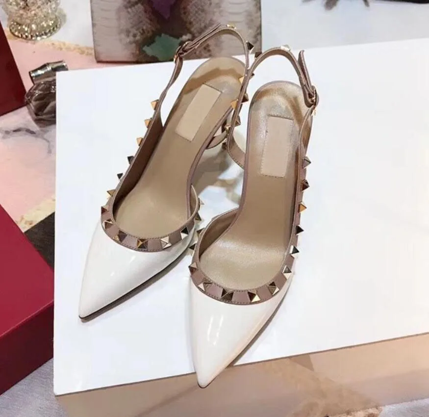 White patent leather Дизайнерские босоножки из натуральной кожи с острым носком и заклепками на высоком каблуке; женские модельные туфли с ремешками и шипами; туфли-лодочки с ремешком на пятке - Цвет: White patent leather