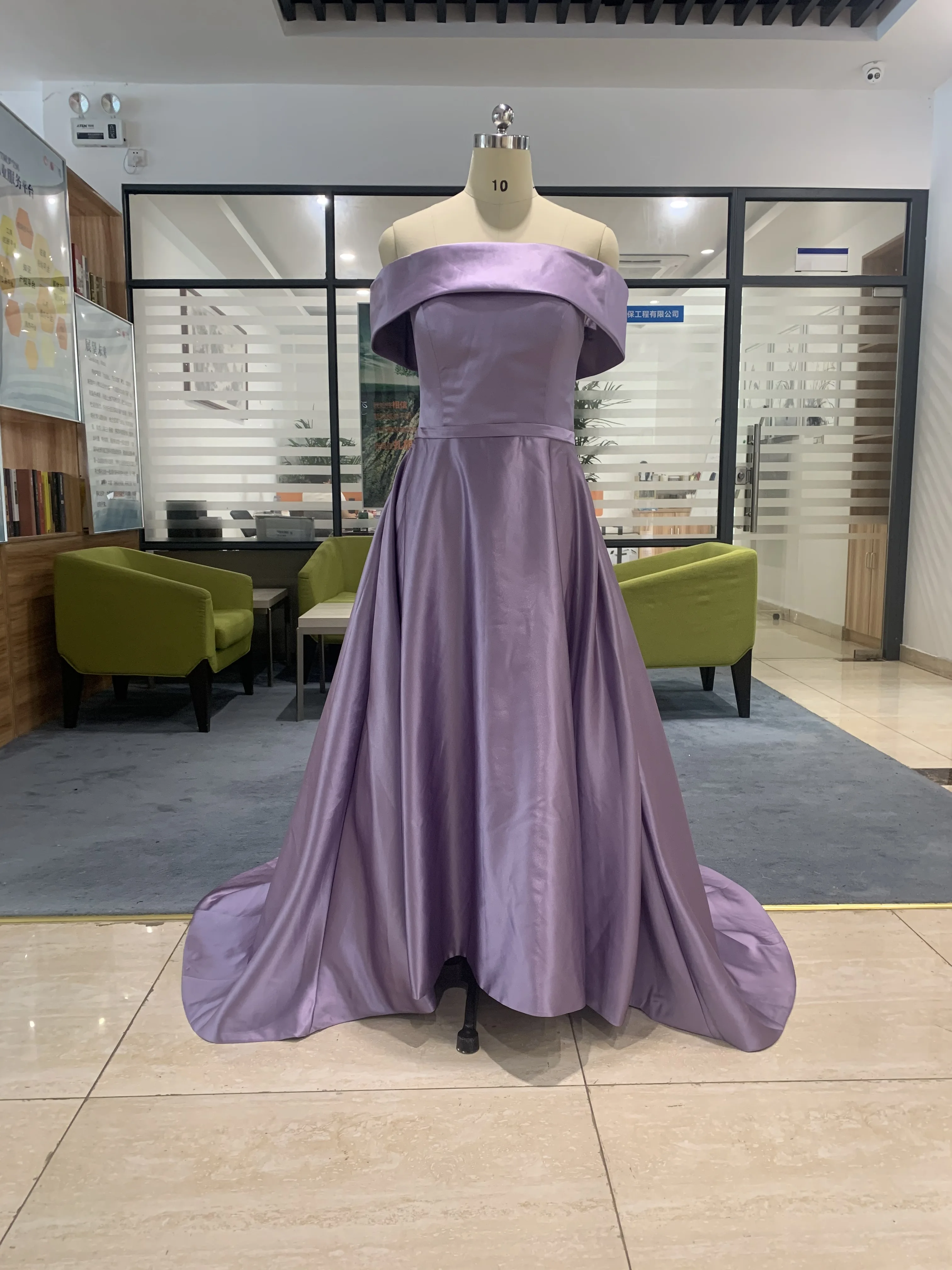 Платье свадебное атласное со шлейфом ТРАПЕЦИЕВИДНОЕ шнуровкой сзади - купить по