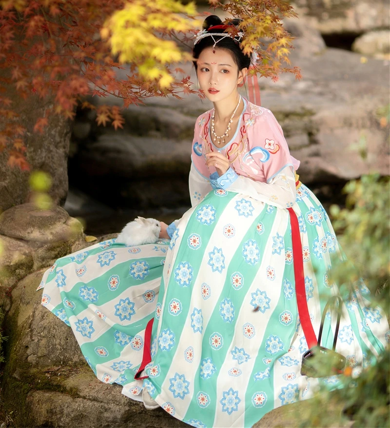 Традиционное платье ханьфу в китайском стиле женское с вышивкой династии песни