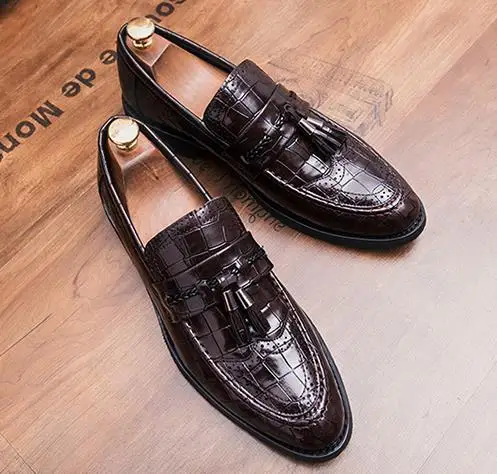 Мужская кожаная обувь в деловом стиле новые модные мужские туфли с бахромой