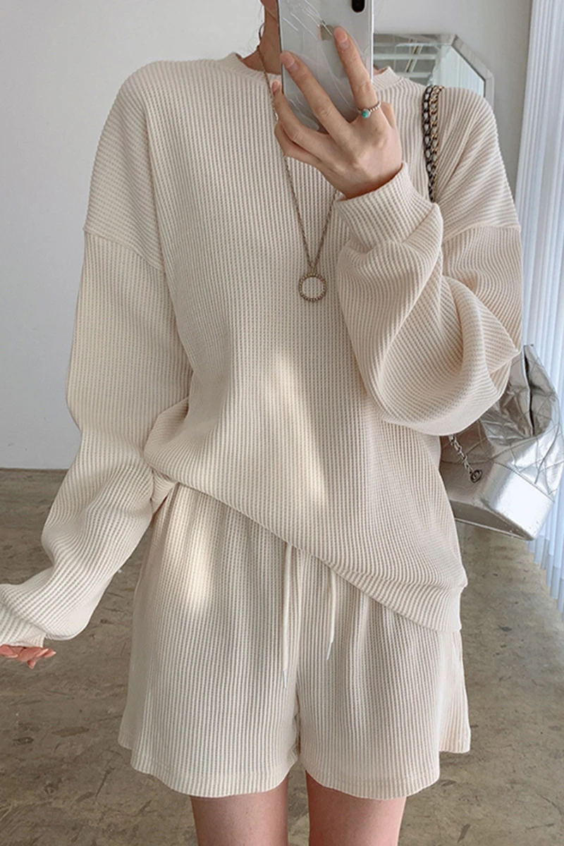 

Korea chic age-reducing candy color round neck loose long-sleeved sweater + high-waist wide-leg casual shorts sports suit
