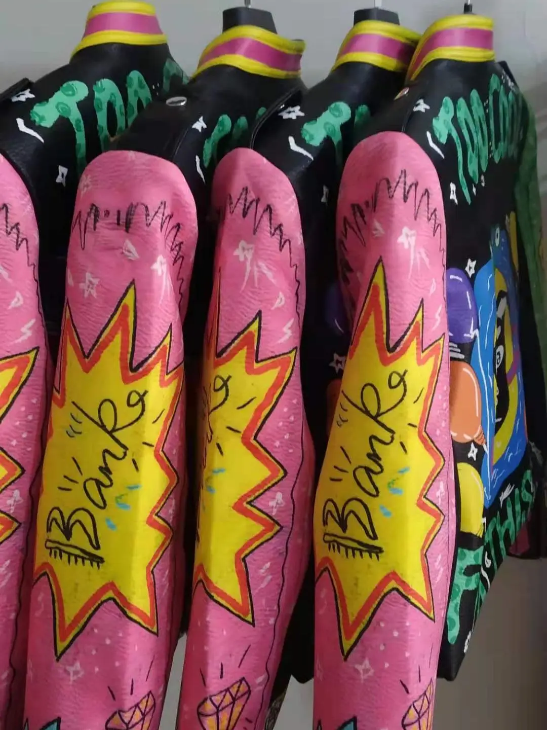 Женская кожаная куртка в стиле панк из искусственной кожи с граффити и