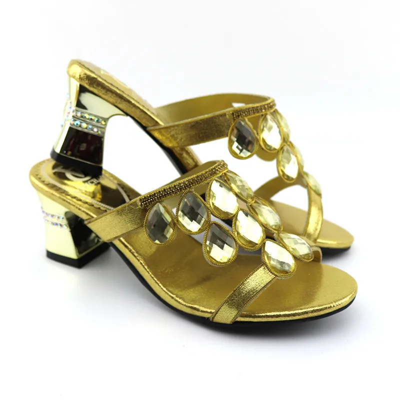 Модный итальянский комплект из туфель и сумочки украшенный стразами Комплект