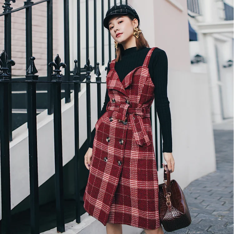 Женское клетчатое платье на бретелях облегающее трапециевидной формы без