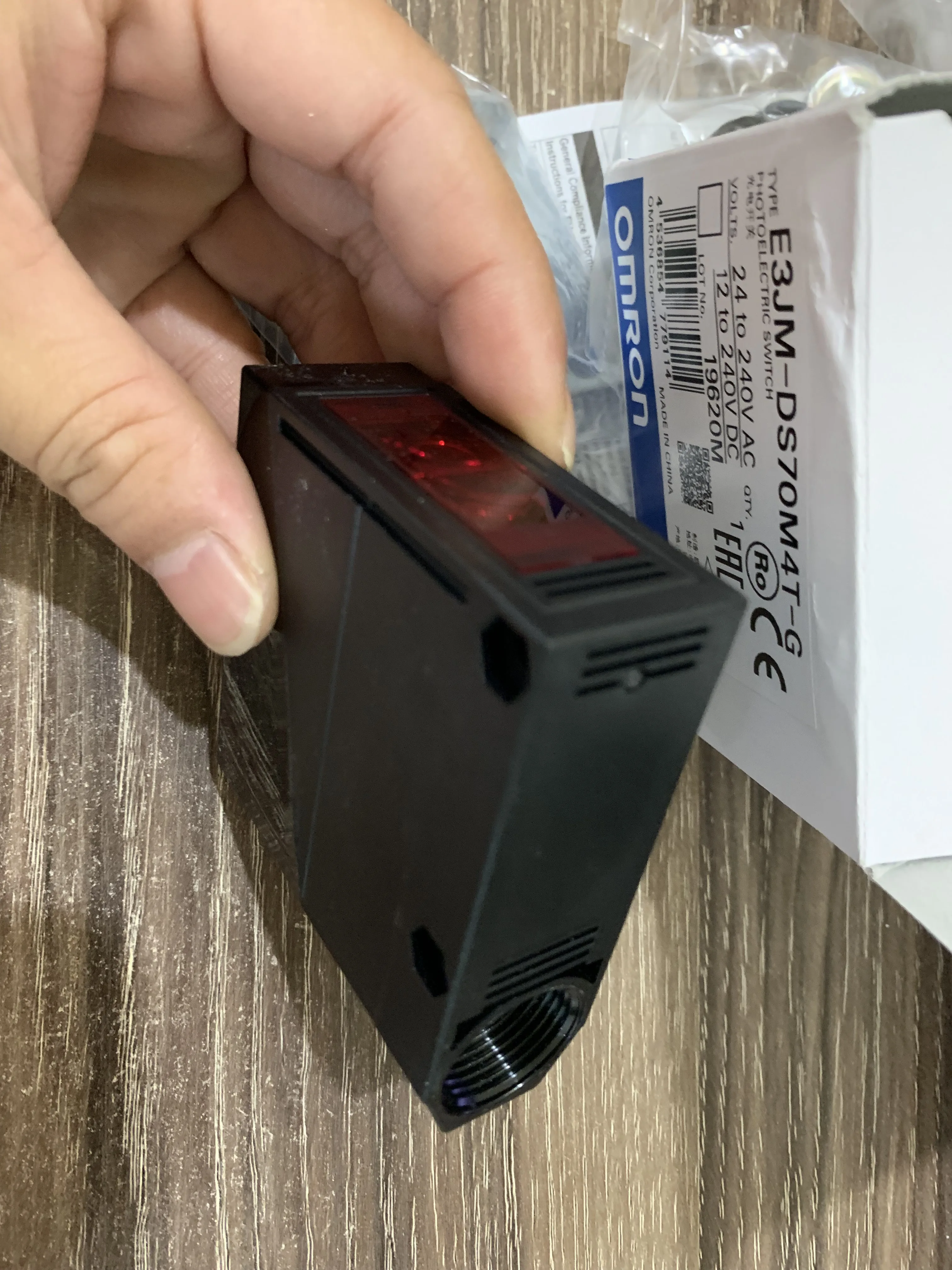Фотоэлектрический датчик OMRON E3JM-DS70M4T-G от 24 до 240 В переменного тока 12 постоянного