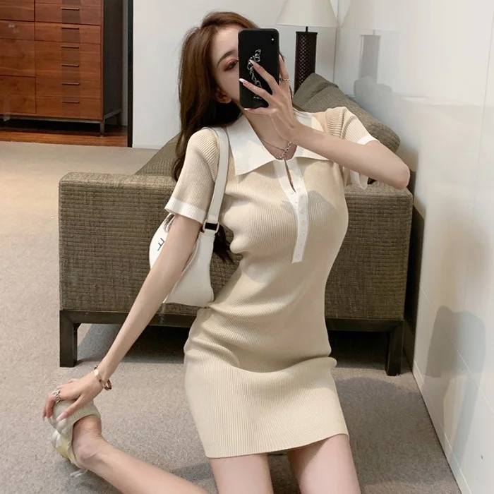 

Женское трикотажное платье с коротким рукавом и воротником-поло