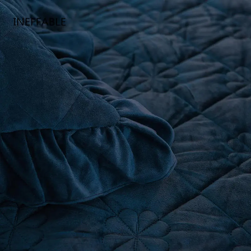 Мягкое бархатное стеганое покрывало темно-серого цвета постельное белье