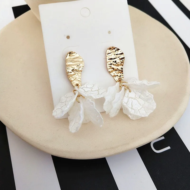 

Woman Vacation Jewelry Simulation Shell Flower High Sense Metal Fold Dangle Earrings Long Summer Beach Tourism Girl Jewelry