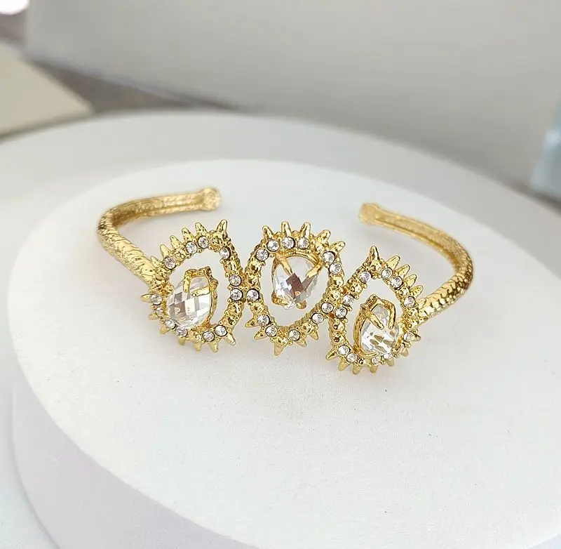 

Simple hollow drop-shaped inlaid sparkling rhinestone open bracelet