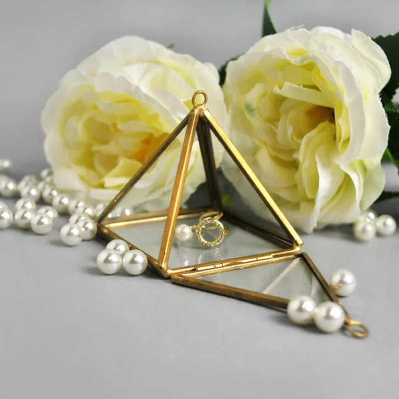 Металлическая стеклянная коробка в форме пирамиды для хранения ювелирных