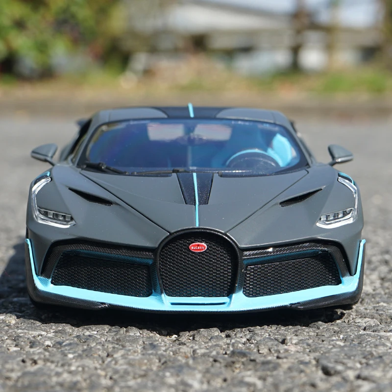 Игрушечная модель спортивного автомобиля Burago Bugatti Divo 1:18 с управлением рулевым