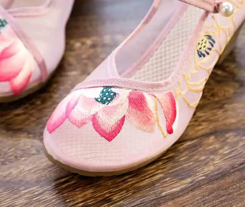 

Hanfu Shoes Women Summer&Autumn Shoes Chinese Vintage 3D Lotus Embroidered Pink White Black Flat Shoes For Women Plus Size